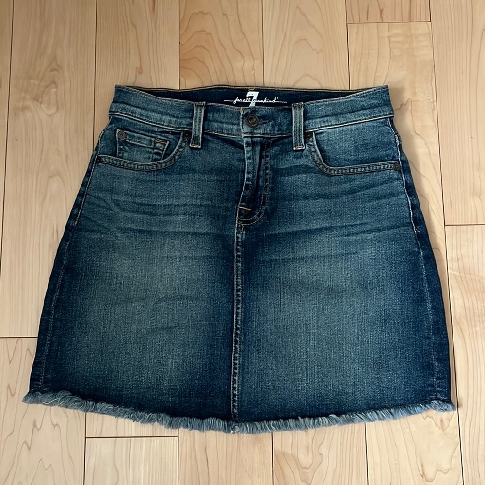 Gently worn Seven For All Mankind jean skirt! Comfortable and stylish. Size 25